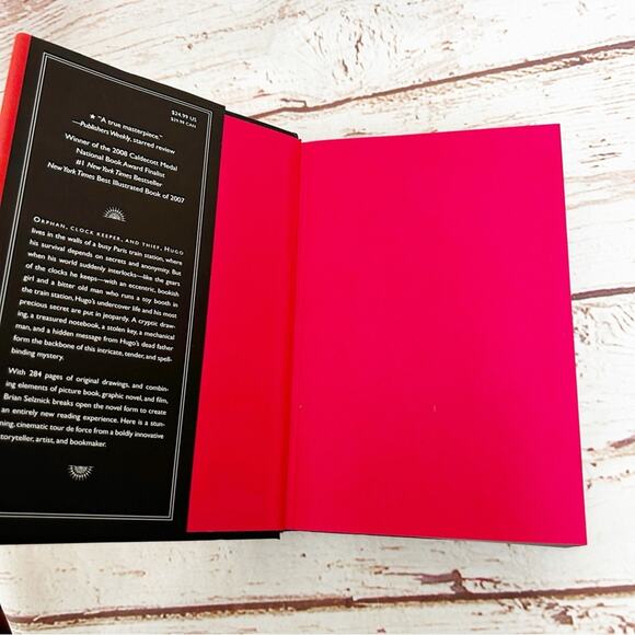 The Invention of Hugo Cabret by Brian Selznick - Red and Gold Edition - Picture 5 of 5